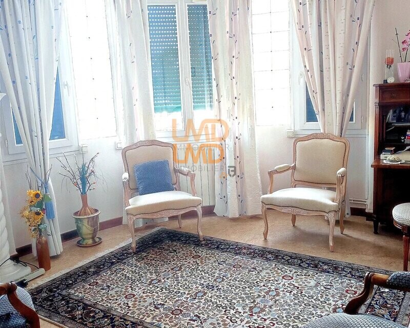 Centre ville spacieux et beau potentiel - 000c5108-c37c-489a-9907-c19a0b8e6fd9