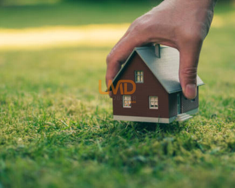 Terrain constructible de 1859 m²  - Photo terrain 1