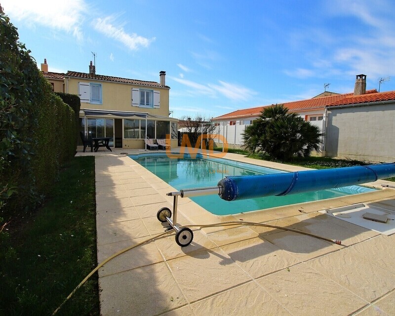 Maison 5 pièces 120 m² avec piscine et jardin – Saint-Jean-d’Angély - Exposio 133653289