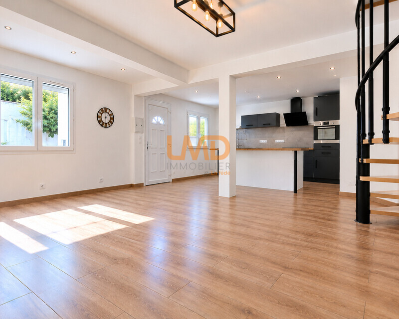 Maison de village rénovée – 3 chambres – Villeveyrac - Salon ouvert lumineux avec cuisine moderne