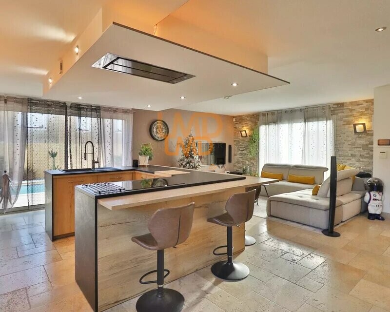 Maison avec piscine et double garage dans un environnement calme - 8778e53f-e869-4ae8-b1f5-65c461109d52