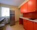 Investir ou vivre au centre. 3 chambres, parking immédiat. - Cuisine moderne avec armoires orange