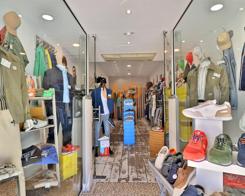 Magasin Prêt à porter - Equipement à la personne - sur le Port - Ia generated 1776147347