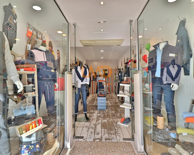 Magasin Prêt à porter - Equipement à la personne - sur le Port - Ia generated 1762793319