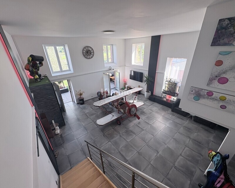 Maison atypique loft de 364 M² - Img-20250910-wa0032