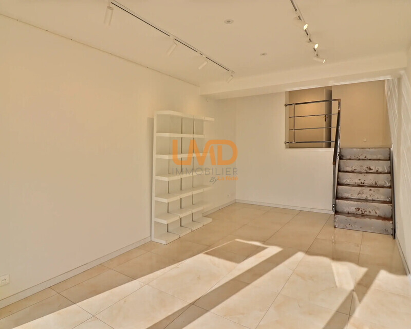 Droit au Bail Tous Commerces - Emplacement n°1 Quai du Port - Parking - Ia generated 1762793413