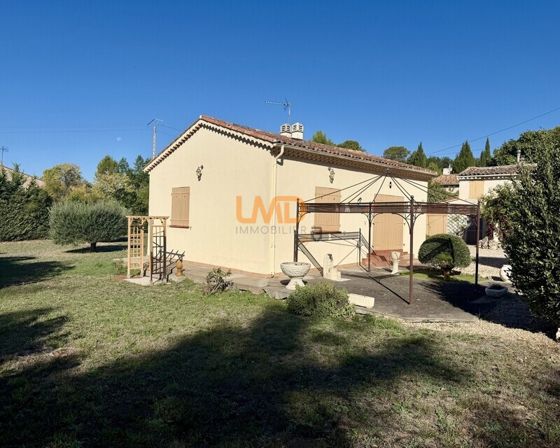 Maison individuelle–Grand terrain plat avec dépendances  - Img 9228