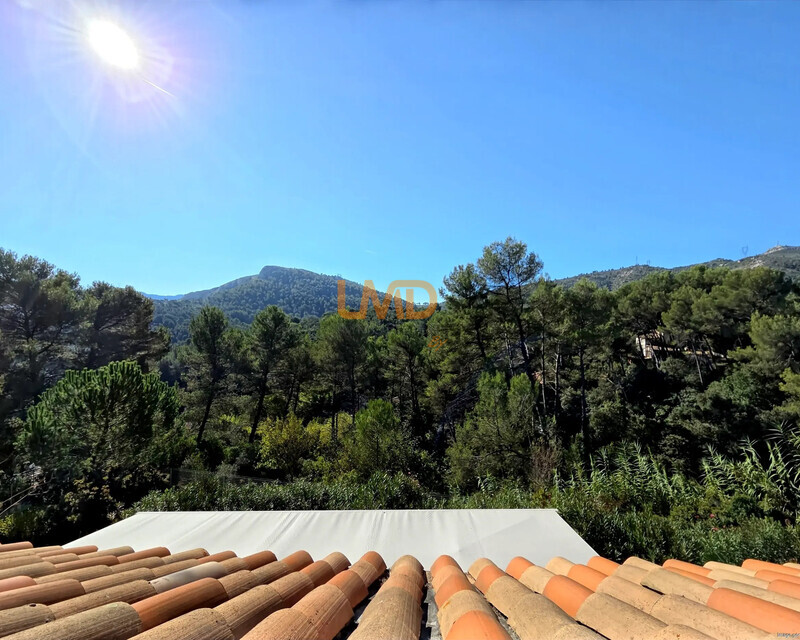 Propriété avec piscine et espace boisé - Ia generated 1760949926