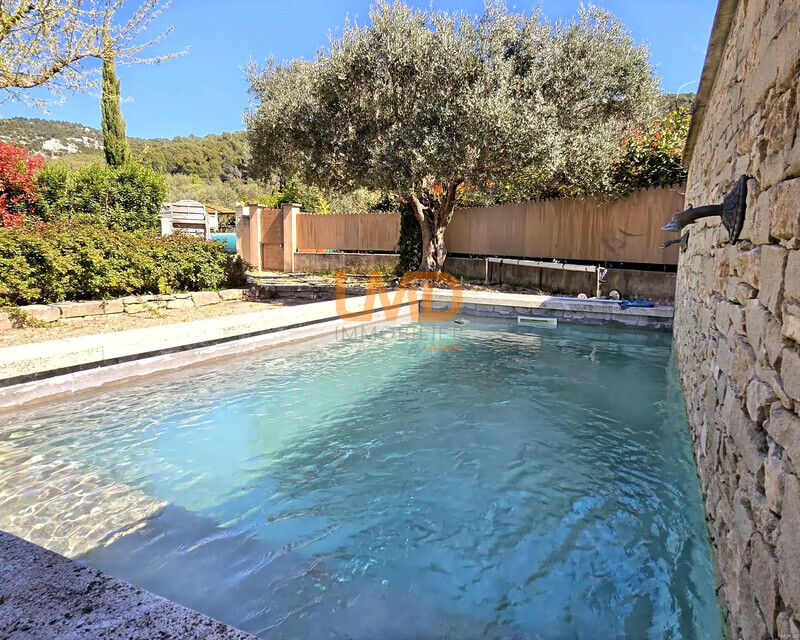 Propriété avec 2 habitations, piscine et dépendances - Ia generated 1775677724