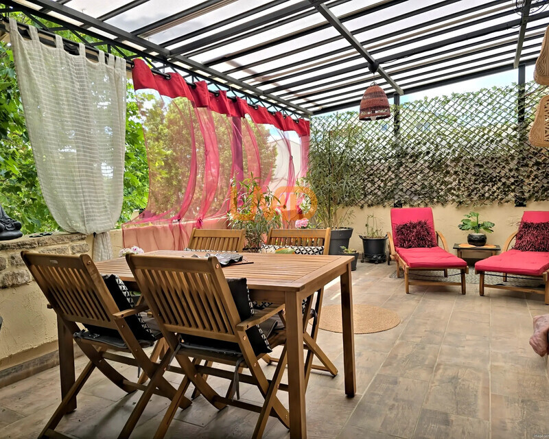 Appartement en ville : terrasse, garage et vue sur la colline ! - Ia generated 1778679189