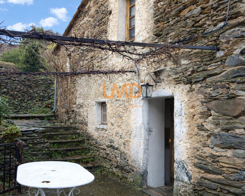 Maison en pierre de 160 m²,  terrain indépendant de 440 m² - Maison en pierre et sa terrasse