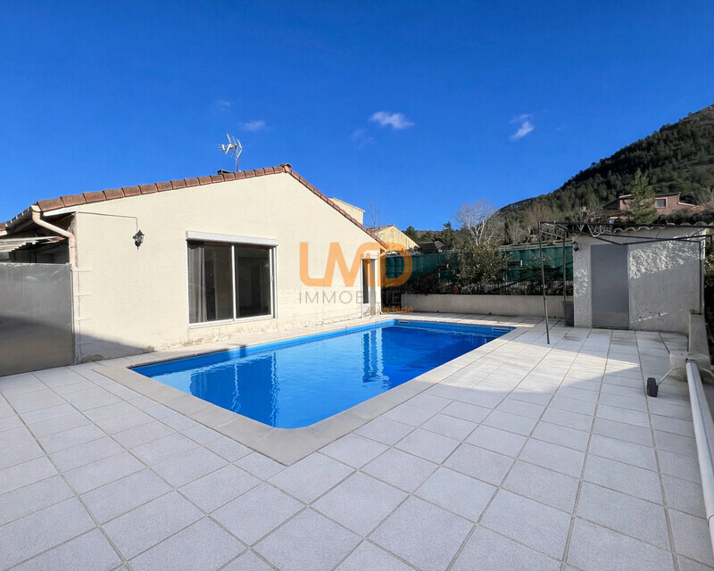 Maison avec piscine – Centre de Vesseaux – Commodités à pied - Piscine bleue avec vue sur montagne