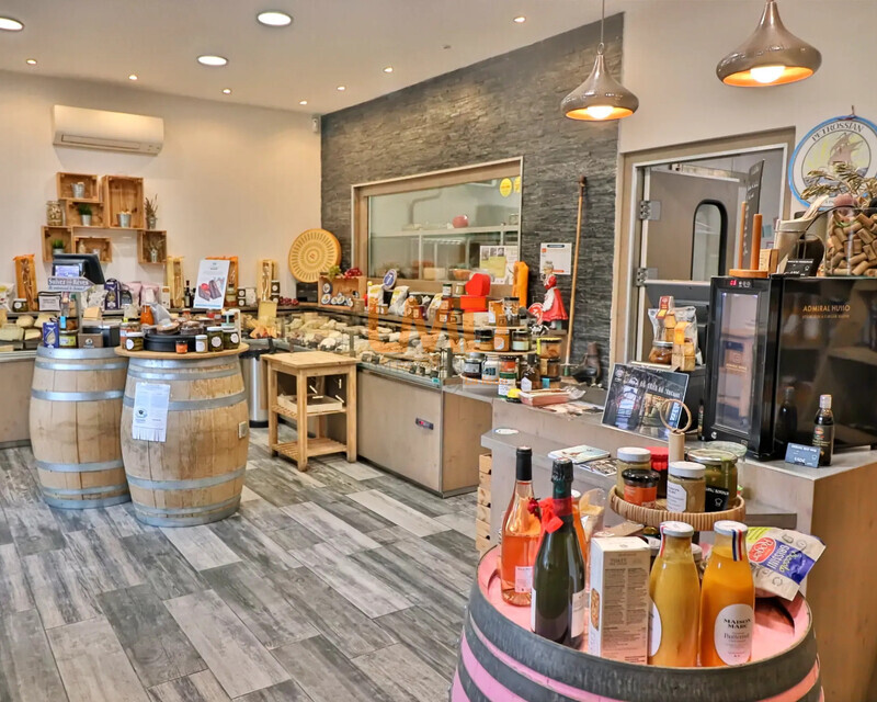 Epicerie fine Fromagerie Cave à vins - Centre commercial - Parkings - Ia generated 1772817475