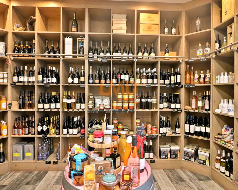 Epicerie fine Fromagerie Cave à vins - Centre commercial - Parkings - Ia generated 1772817553