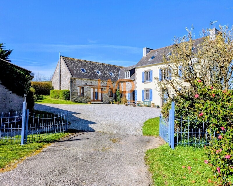 Ancien Corps de ferme avec vue panoramique - Ancien corps de ferme à vendre à Saint Nic dans la région Bretagne