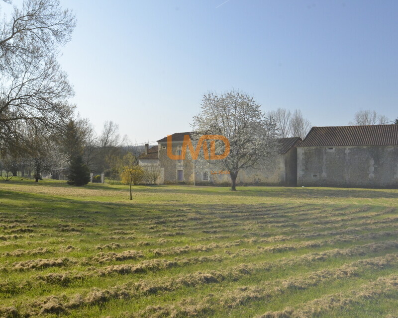 Complexe immobilier à rénover, avec habitation de 150 m², au calme. - Tan9032