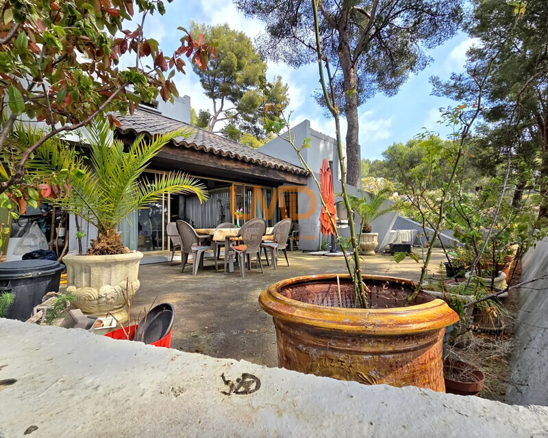 Propriété pour amateurs d’architecture, de caractère et d’unicité. - Ia generated 1777353647