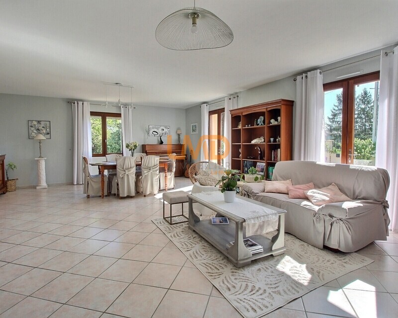 Maison 5 chambres, piscine et double garage sur terrain 3000 m2  - Exposio 133872680