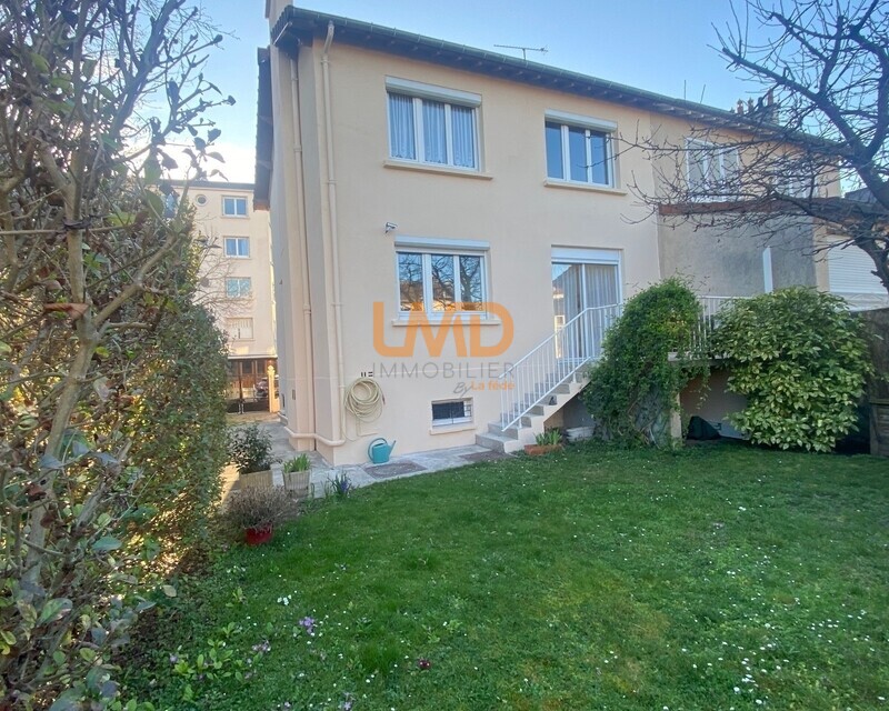 Maison familiale avec jardin et terrasse - Facade ar