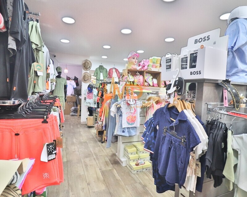 Saint Maximin la Ste Baume: fonds de commerce prêt à porter - A70d6be0-54ef-4951-beca-164201b53203 1 201 a