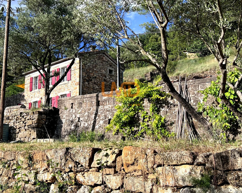 Maison en pierre, au calme - Ia generated 1781213308