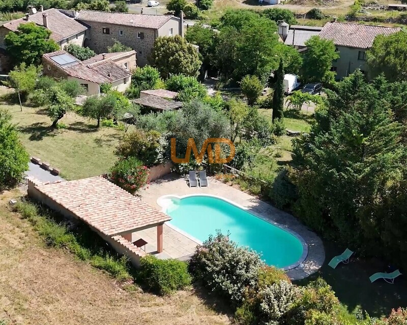 Propriété de caractère avec 2 gîtes, piscine et terrain constructible - P55