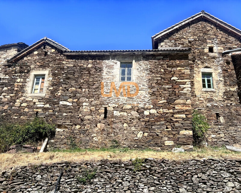 Maison en pierre à rénover avec vue dégagée - Ia generated 1788334323