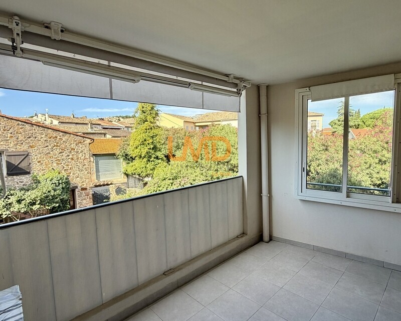 Roquebrune-sur-Argens village – T3 – terrasse couverte – garage - Img 3439